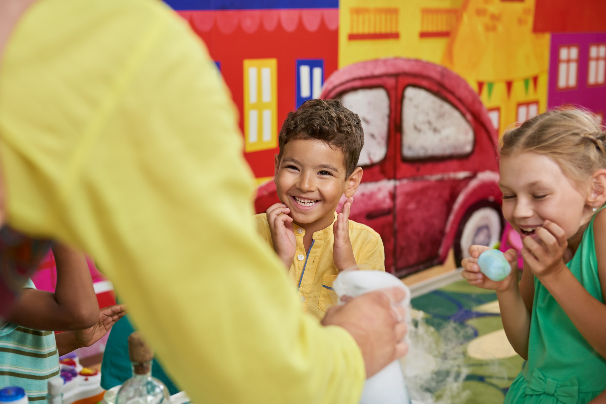 children-enjoy-fun-science-experiment-together-ind